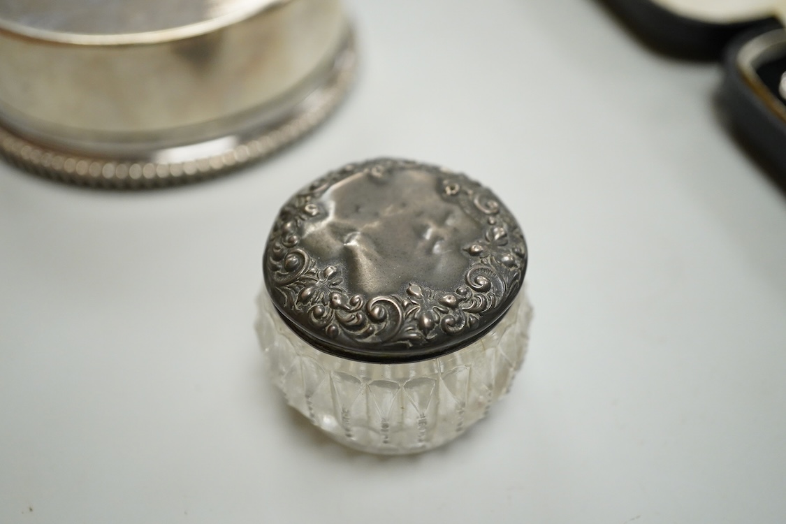 A Portuguese white metal 916 standard circular box and cover, retailed by Joalharia Do Carmo, diameter 94mm, together with cased set of six silver plated coffee spoons, a cased silver teaspoons, a Victorian silver christ